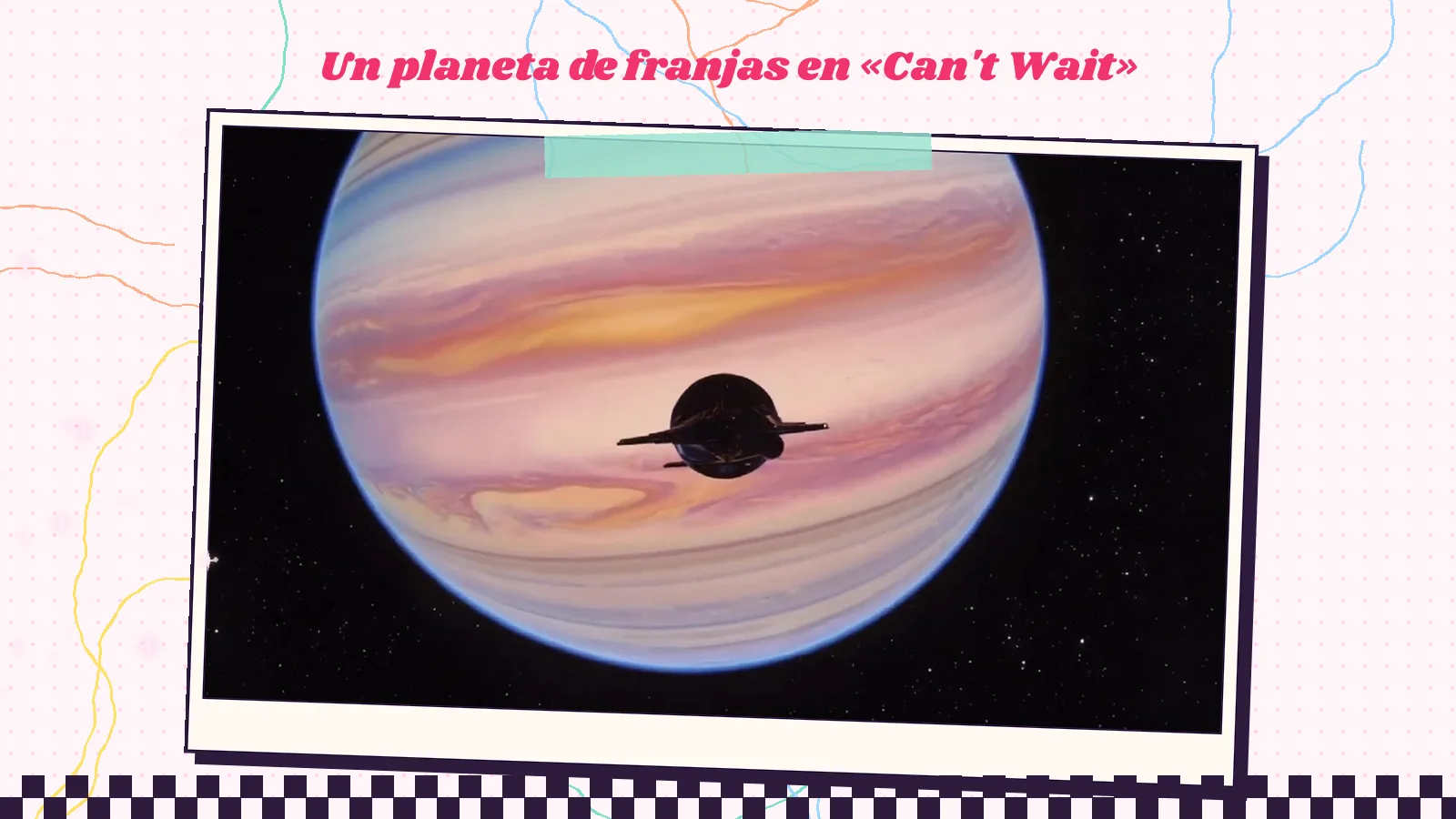 Un planeta gigante de franjas rosas, cremas y lilas con una nave en silueta delante, fotograma del videoclip de «Can't Wait» enmarcado como polaroid