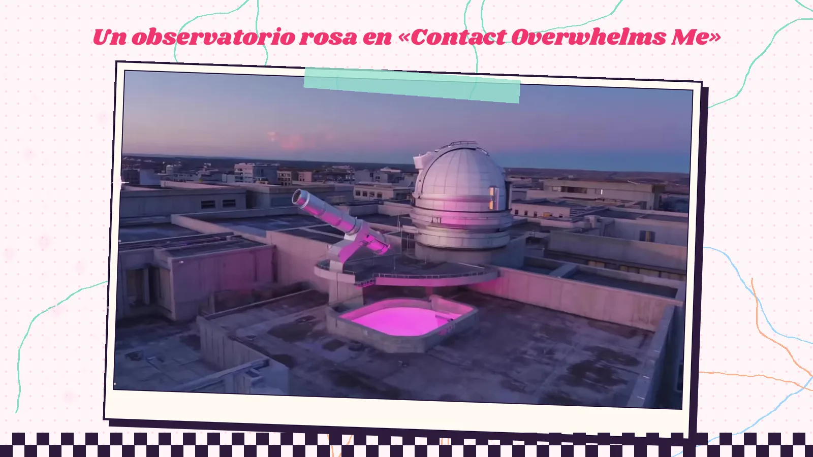Fotograma de «Contact Overwhelms Me»: la cúpula blanca de un observatorio con un telescopio rosa sobre una azotea al atardecer, con un rectángulo de luz fucsia en el suelo