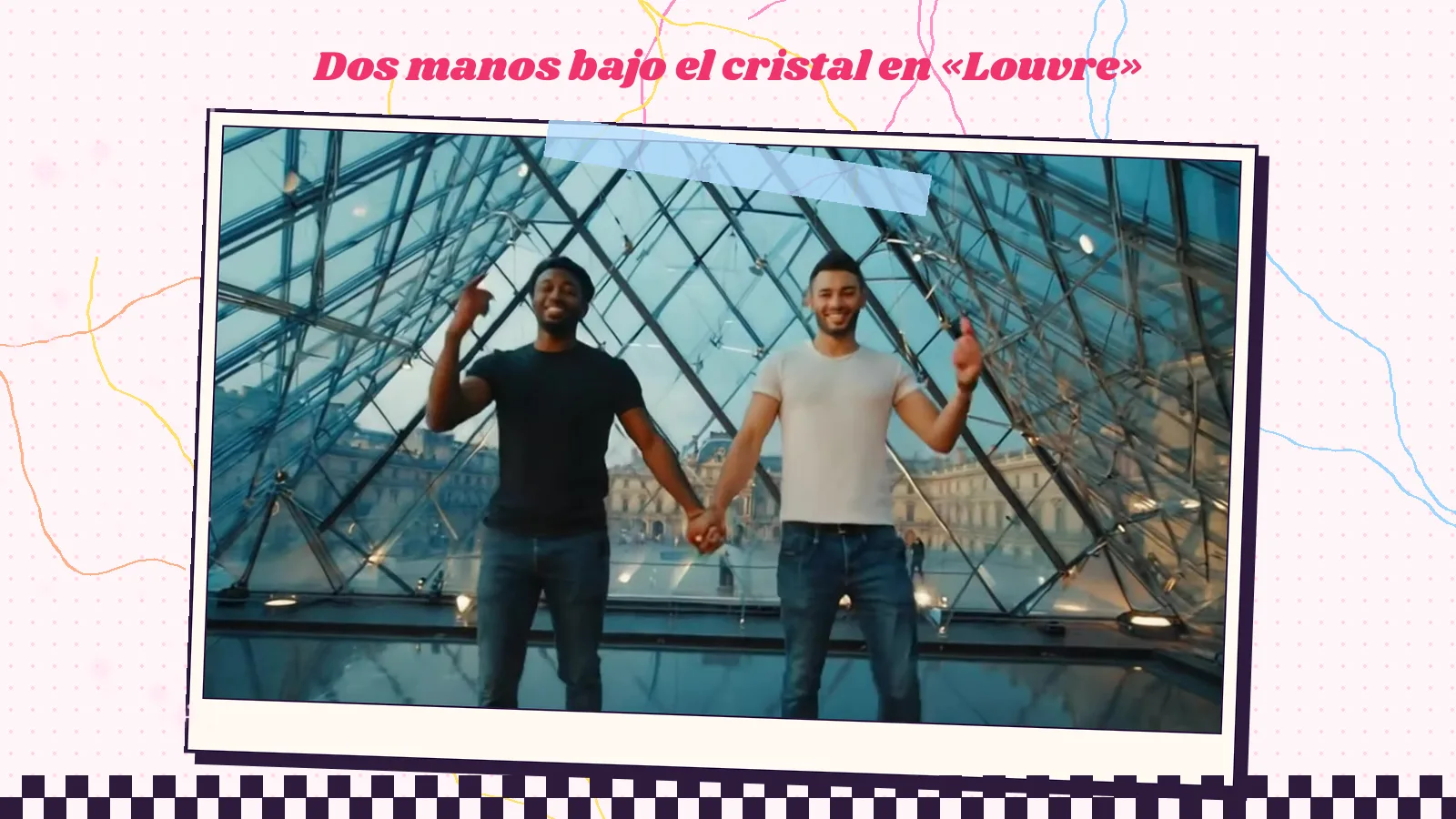 Fotograma de «Louvre»: dos chicos cogidos de la mano bajo la estructura de cristal de la pirámide, con los brazos en alto
