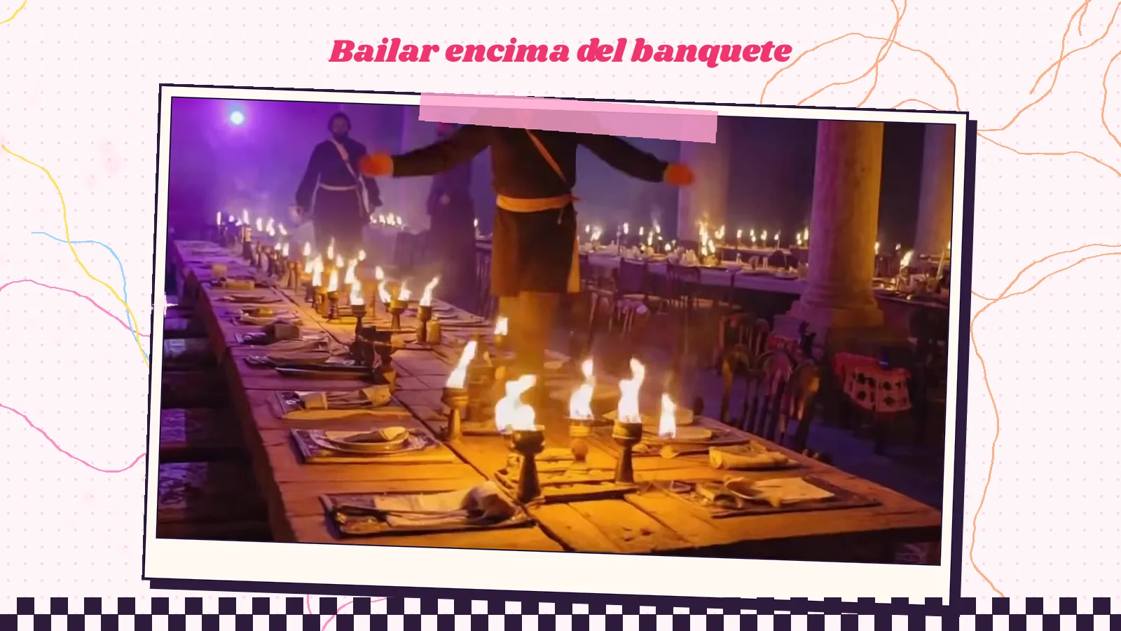 Fotograma de «La ley de la exageración»: un hombre con túnica baila con los brazos abiertos sobre una mesa de banquete llena de velas encendidas