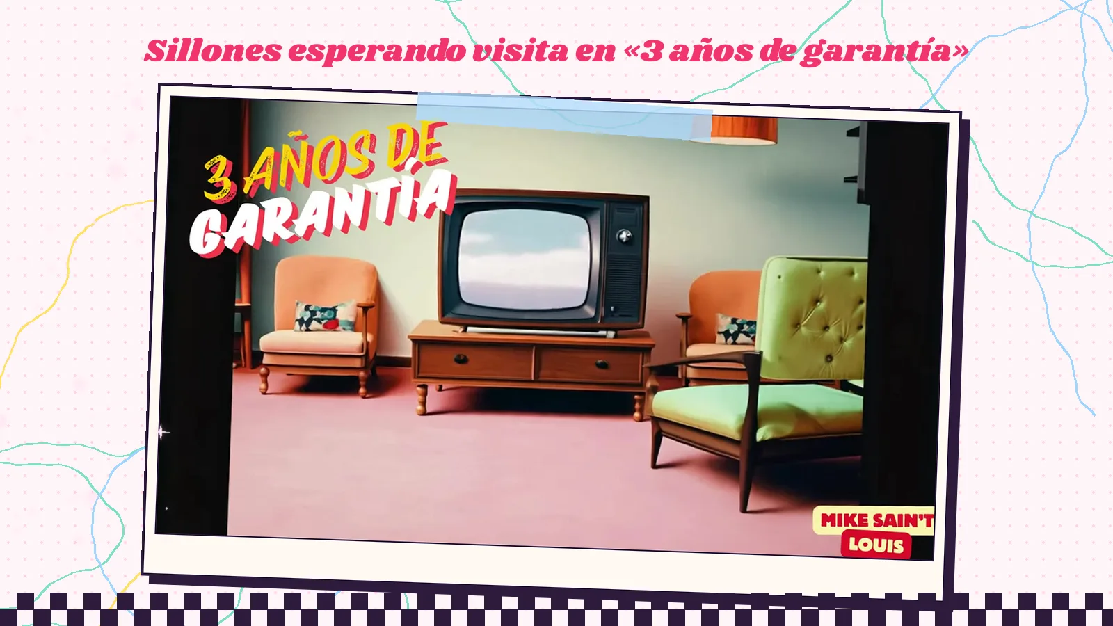 Fotograma de «3 años de garantía»: dos sillones, uno naranja y otro verde, junto a un televisor antiguo en un salón vacío
