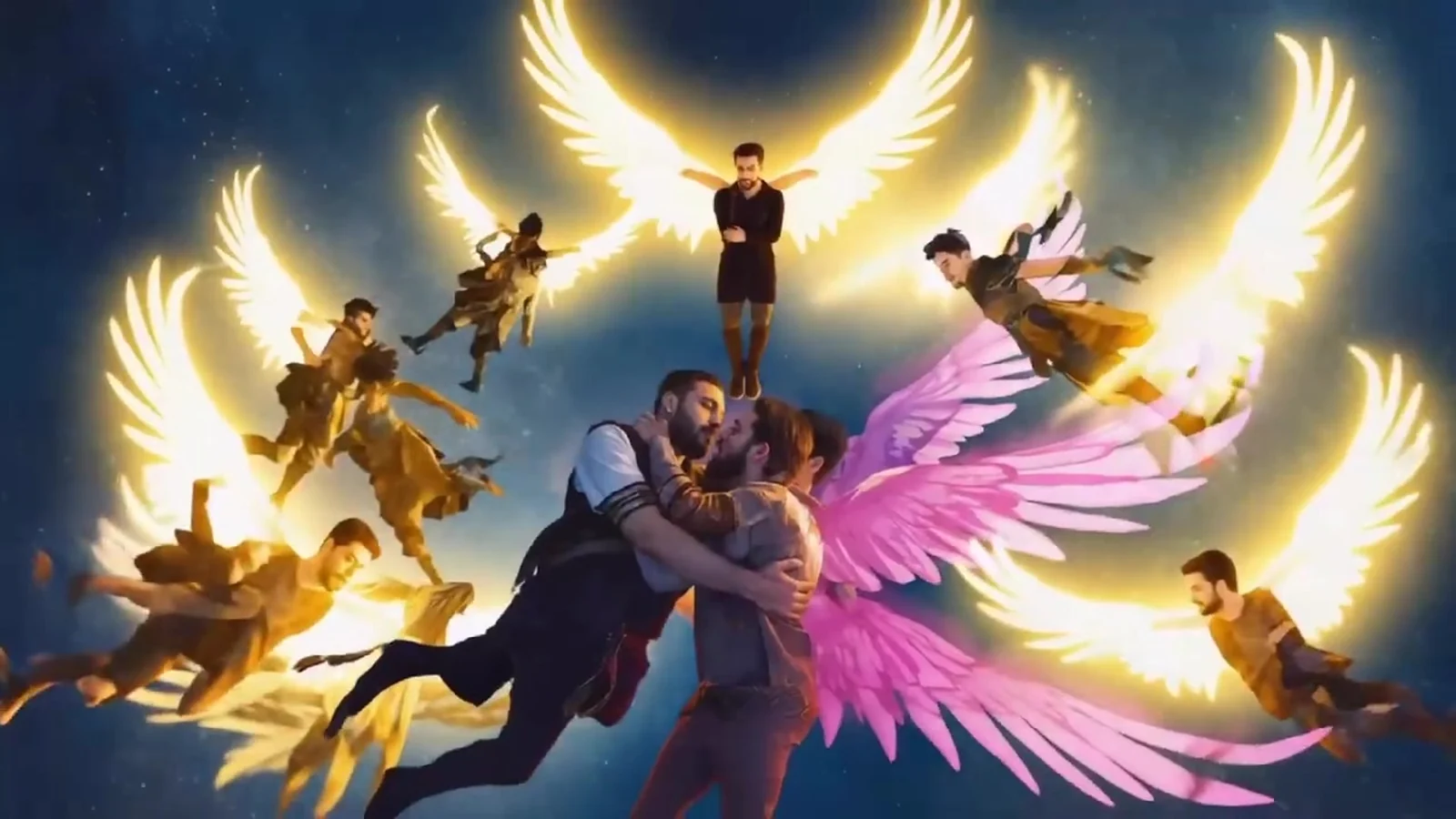 Fotograma del videoclip de «Fly Away»: una pareja de hombres abrazada en pleno vuelo, uno con alas rosas, rodeada de hombres con alas doradas que brillan en el cielo nocturno
