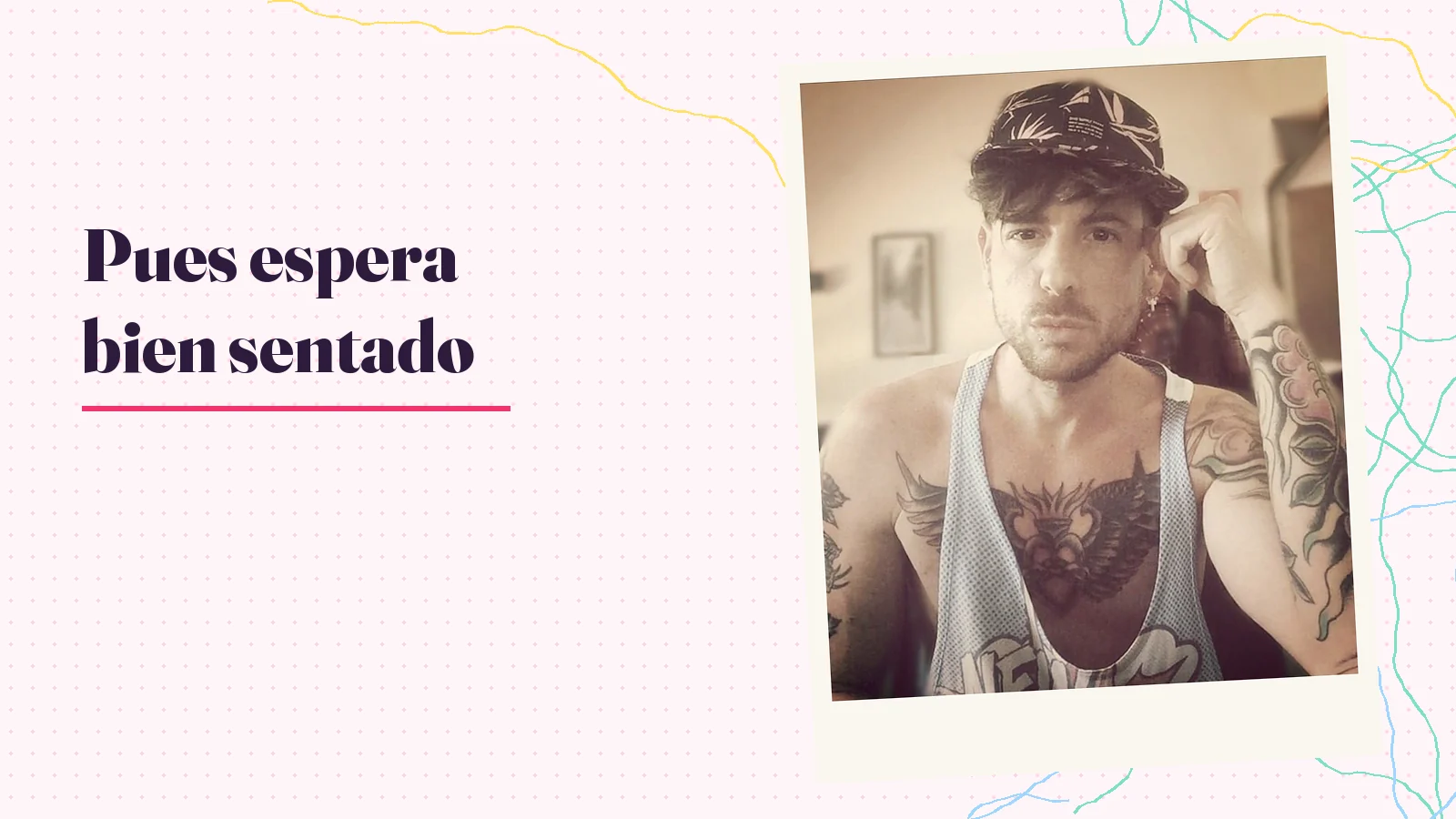 Foto real de Mike Sain't Louis con gorra y camiseta de tirantes, enmarcada como una polaroid junto al texto «Pues espera bien sentado»