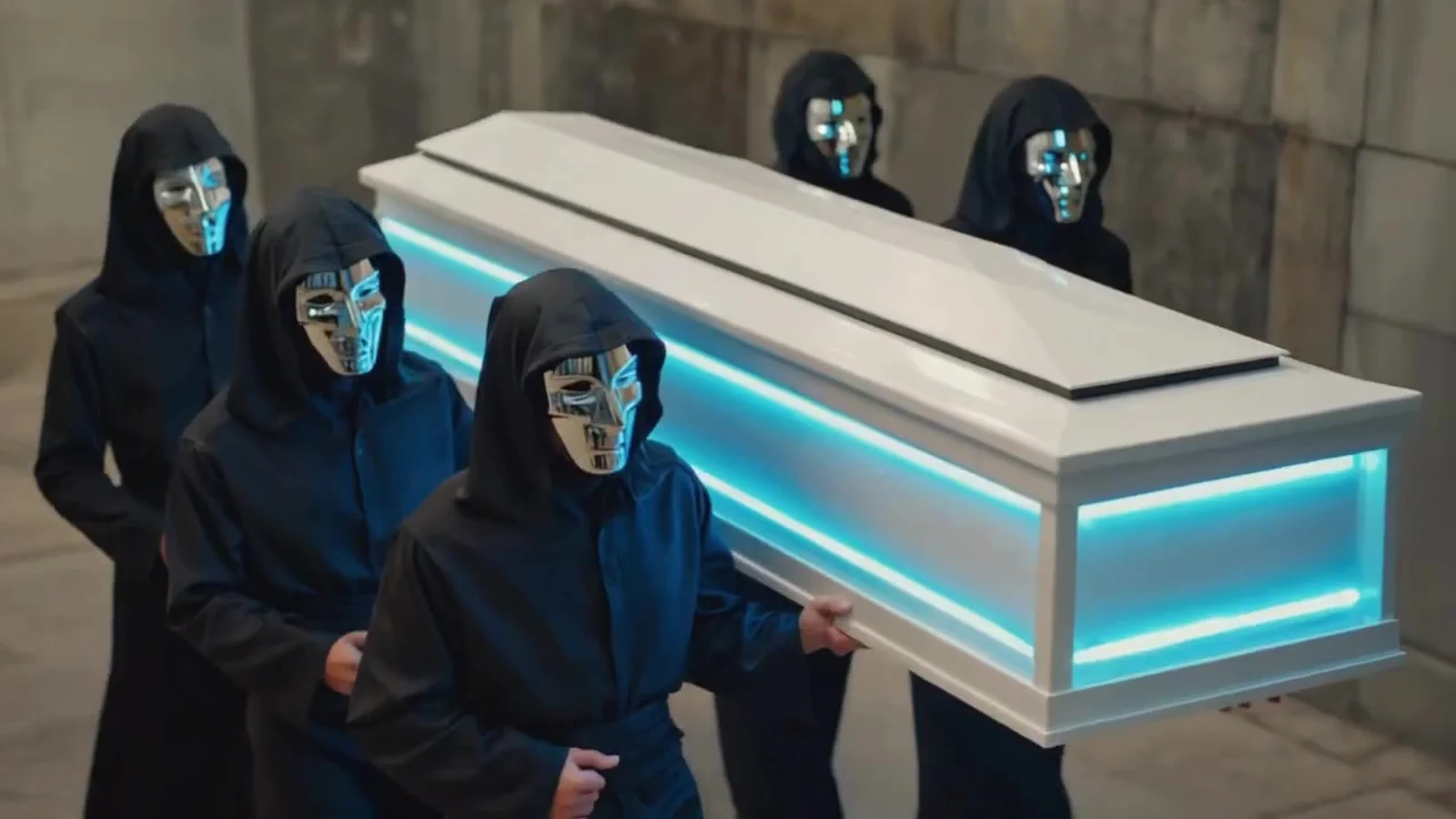 Fotograma del videoclip de «Ataúd de neón»: figuras encapuchadas con máscaras blancas cargan a hombros un ataúd blanco con bordes de neón turquesa