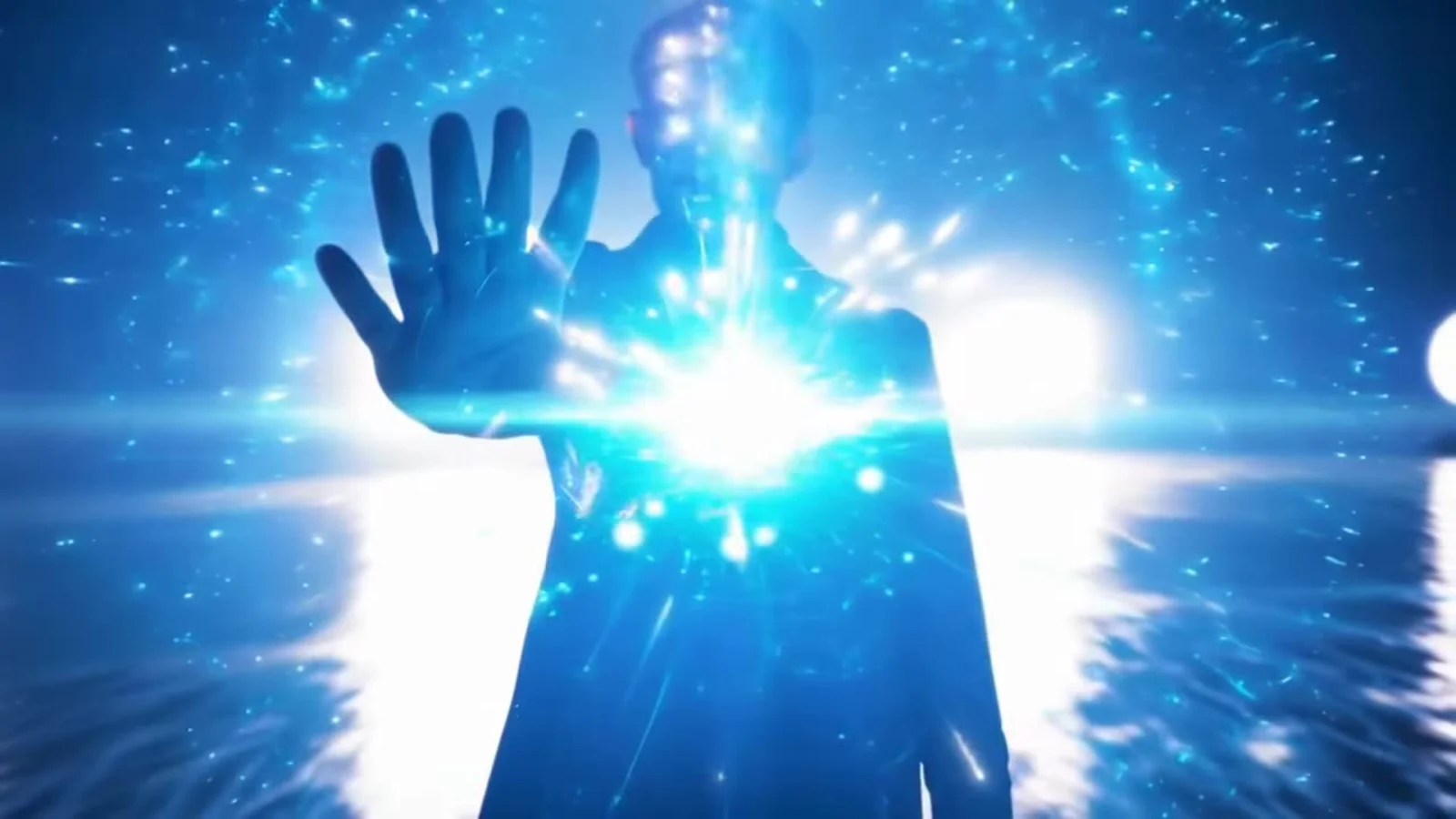 Fotograma del videoclip de «Flash»: una silueta a contraluz levanta la mano abierta y de la palma sale un estallido de luz azul y blanca sobre el agua