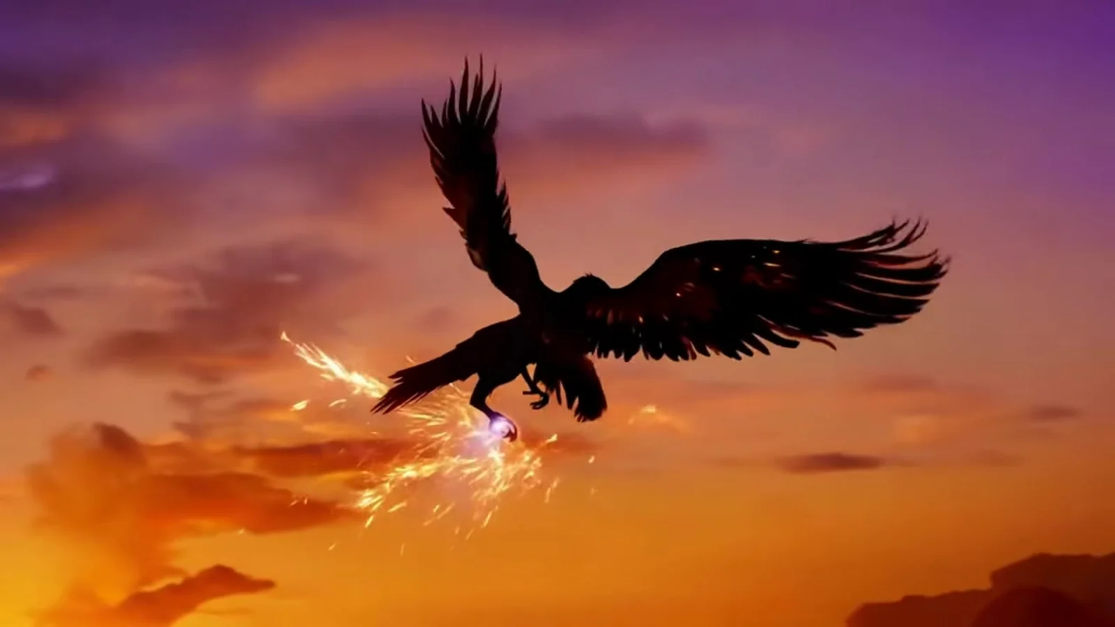 Fotograma del videoclip de «Tattoo de fénix»: un pájaro negro de alas enormes cruza un cielo de atardecer naranja y morado con una chispa de luz entre las garras
