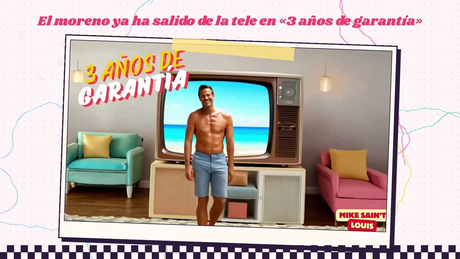 Fotograma de «3 años de garantía»: un chico moreno en bermudas sale de un televisor antiguo con una playa en pantalla, en un salón de sillones turquesa y rosa