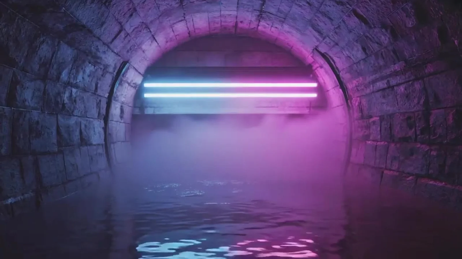 Fotograma del videoclip de «Ojalá se pudiera viajar a GAYFOLK»: un túnel abovedado de ladrillo con el suelo cubierto de agua y dos líneas de neón azul y rosa al fondo entre una niebla morada