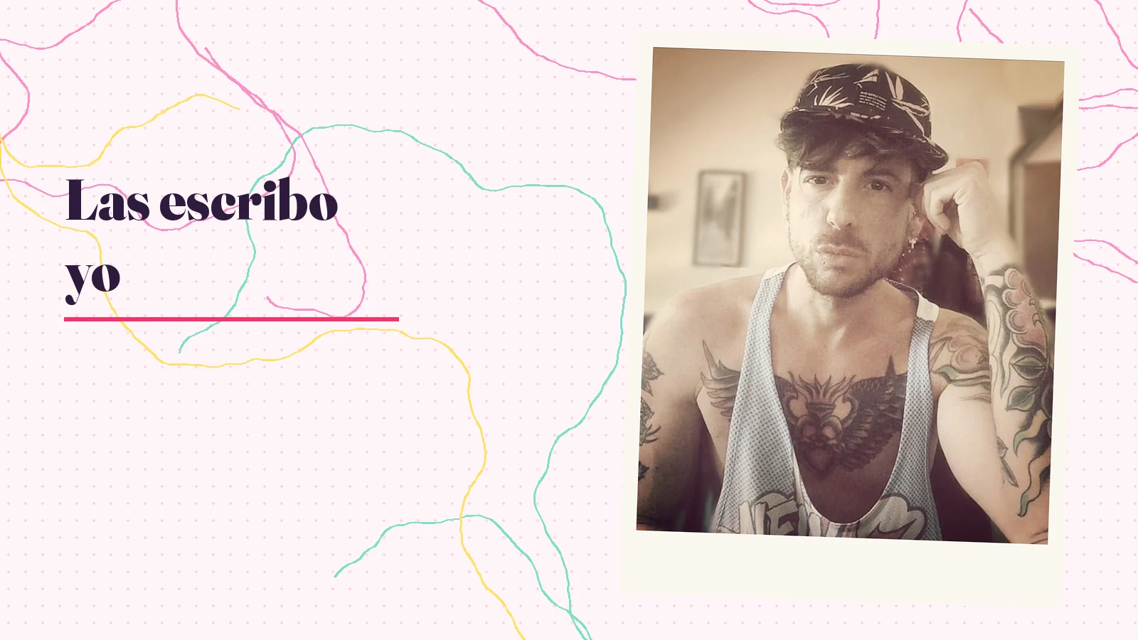 Foto real de Mike Sain't Louis con gorra, enmarcada como una polaroid junto al texto «Las escribo yo»