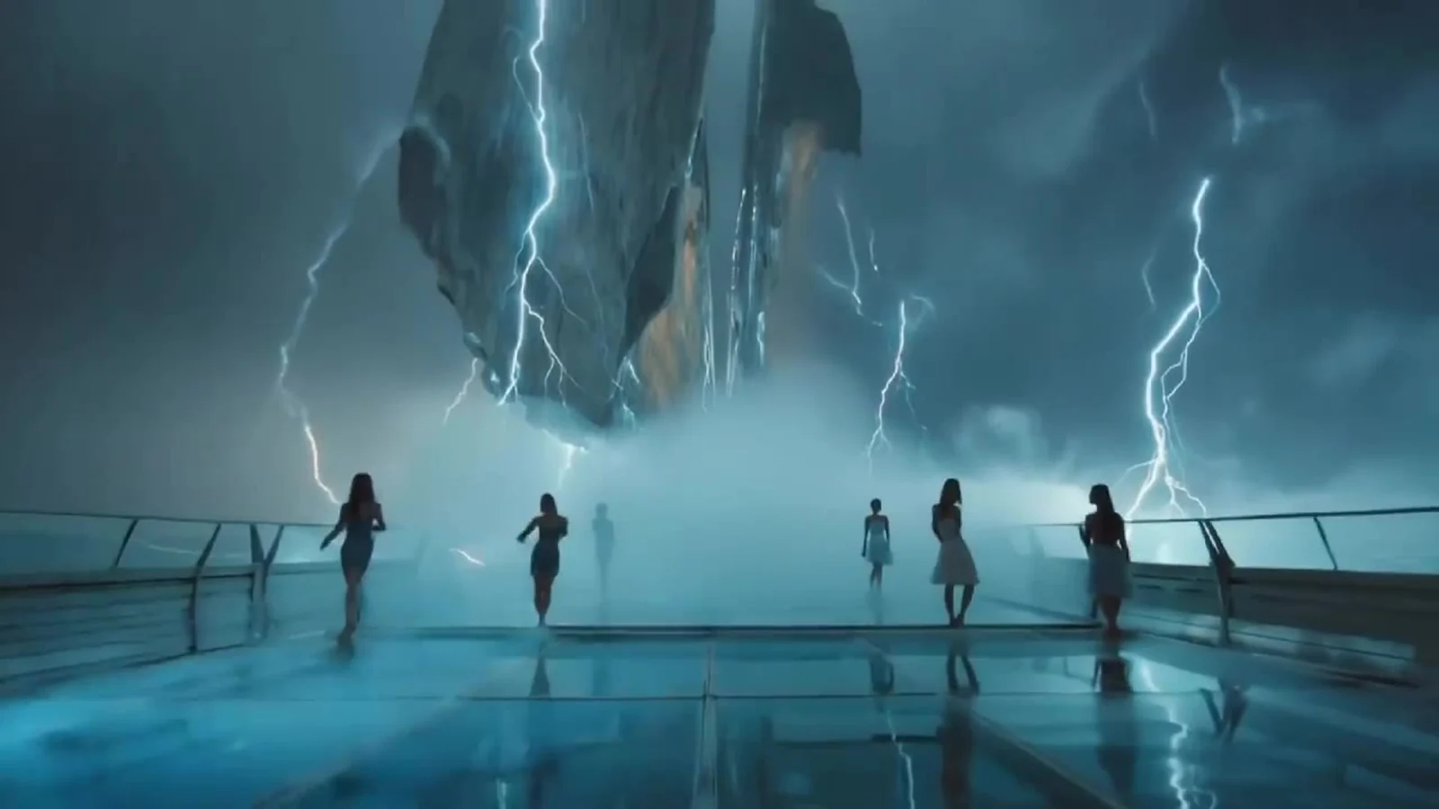 Fotograma del videoclip de «Whisper Fade»: siluetas asomadas a una terraza de cristal sobre la niebla miran una montaña colgada del cielo boca abajo, rodeada de rayos