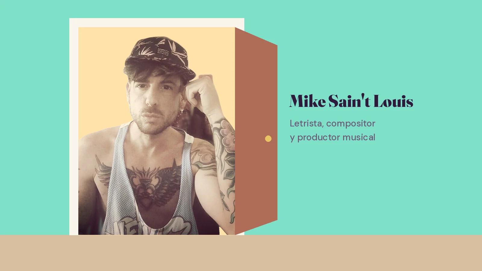 Foto real de Mike Sain't Louis con gorra y camiseta de tirantes dentro de una puerta abierta dibujada sobre fondo verde menta, con el texto «letrista, compositor y productor musical»