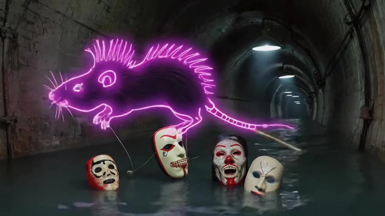 Fotograma del videoclip de «La alcantarilla»: la silueta de una rata dibujada con neón rosa flota en un túnel oscuro sobre máscaras blancas en el agua