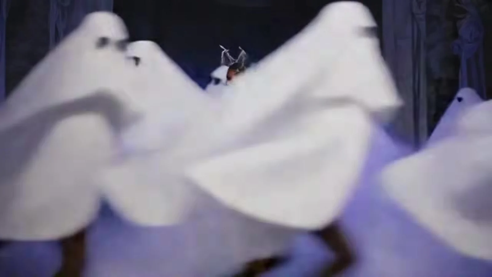 Fotograma del videoclip de «Beat My Post-Traumatic Stress»: fantasmas de sábana blanca con dos agujeros negros por ojos vuelan y giran en una sala con bruma morada